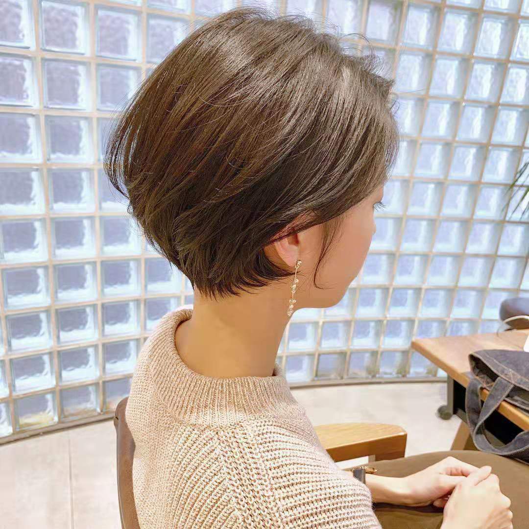 短发 45岁女人剪什么短发显年轻？这三种短发时尚又干练，每一款都减龄
