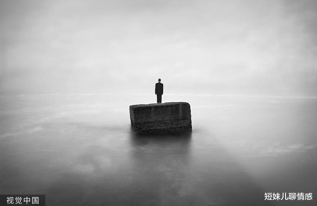 大学|中产出身名校毕业，他们找不到工作价值，蹲在出租屋闲散度日