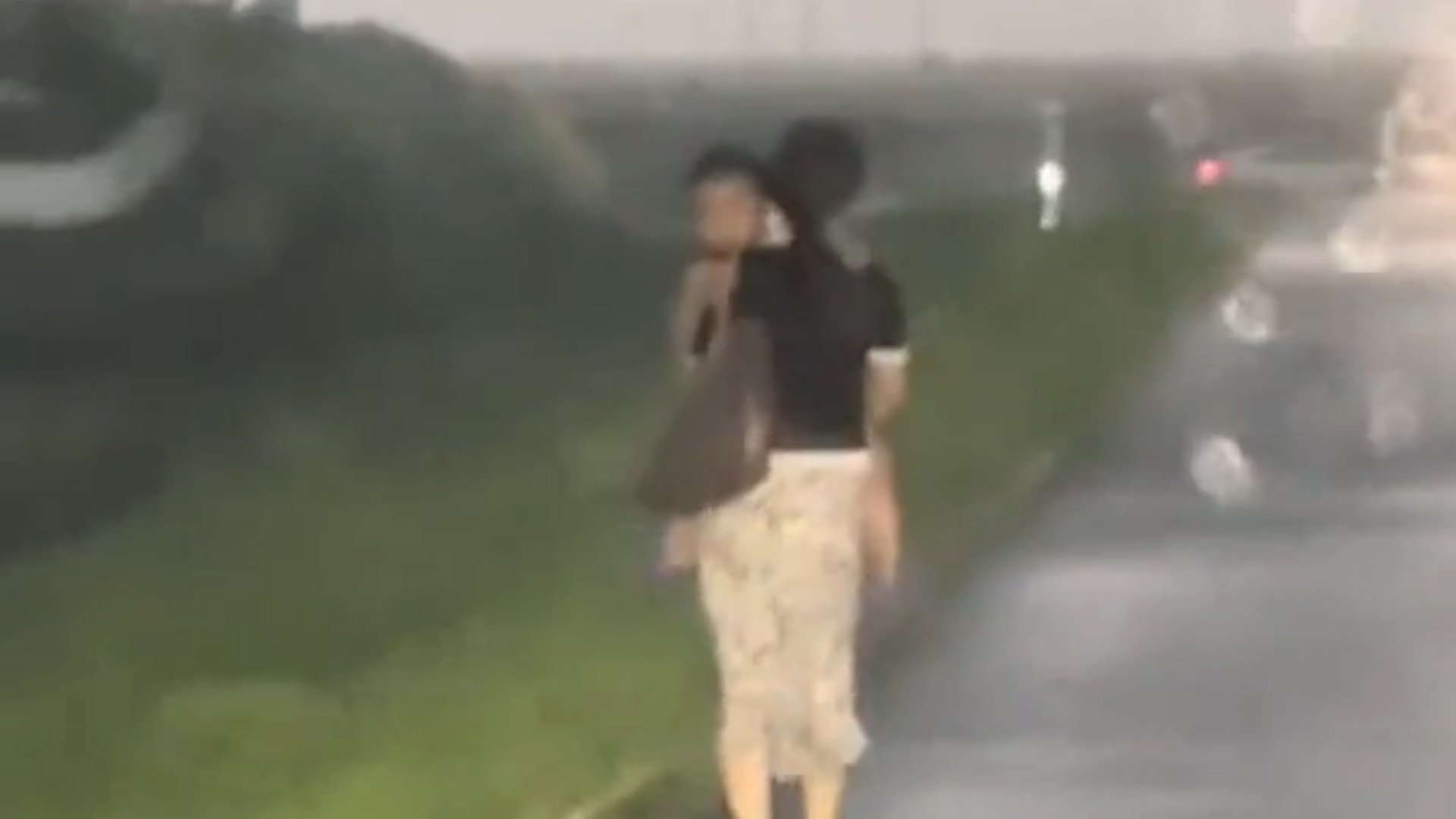 河北男子偶遇淋雨母子，开车10公里送其坐地铁，一番话让人赞叹