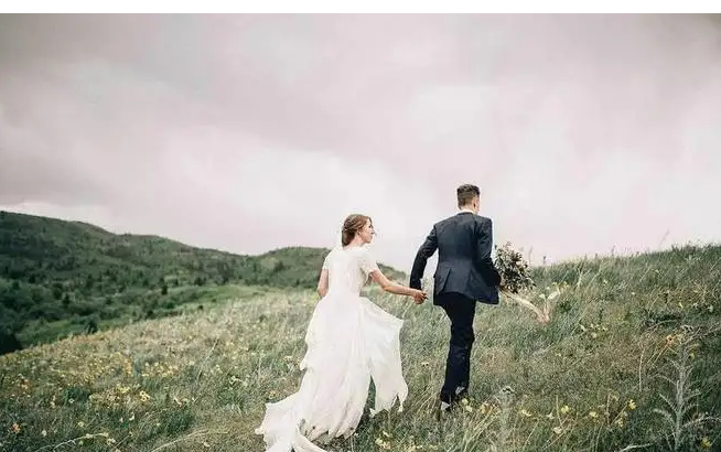 福建泉州,一男子背着妻子与一女子相恋,与妻子结束婚姻关系之后,该男子与这名女子举办了婚礼