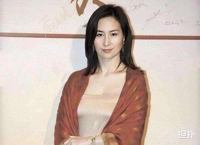 何超琼跟许晋亨的婚礼花10亿,婚房却没有装修,两人也没去度蜜月