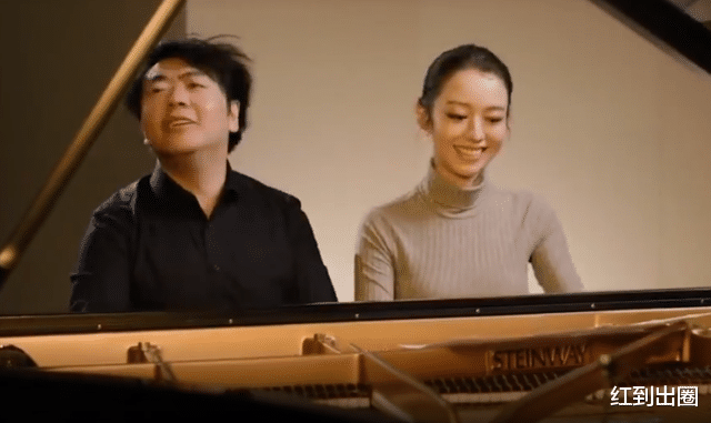 吉娜·爱丽丝|郎朗教小12岁娇妻弹钢琴，吉娜穿紧身衣曲线突出，产后身材更胜从前