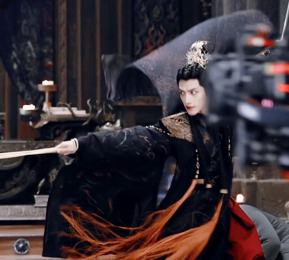 陈都灵|《长月烬明》黑衣罗云熙受伤，白鹿美到发光，邓为陈都灵有吻戏！