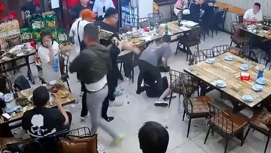 唐山事件后续：烧烤店旁巷子里的1分41秒发生了什么？她们这样说
