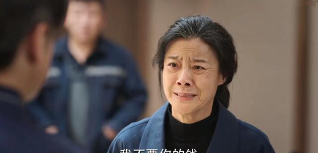 《底线》孟伟酒后坠楼,孟母拒要80万赔偿,用2块钱唤醒人性的善