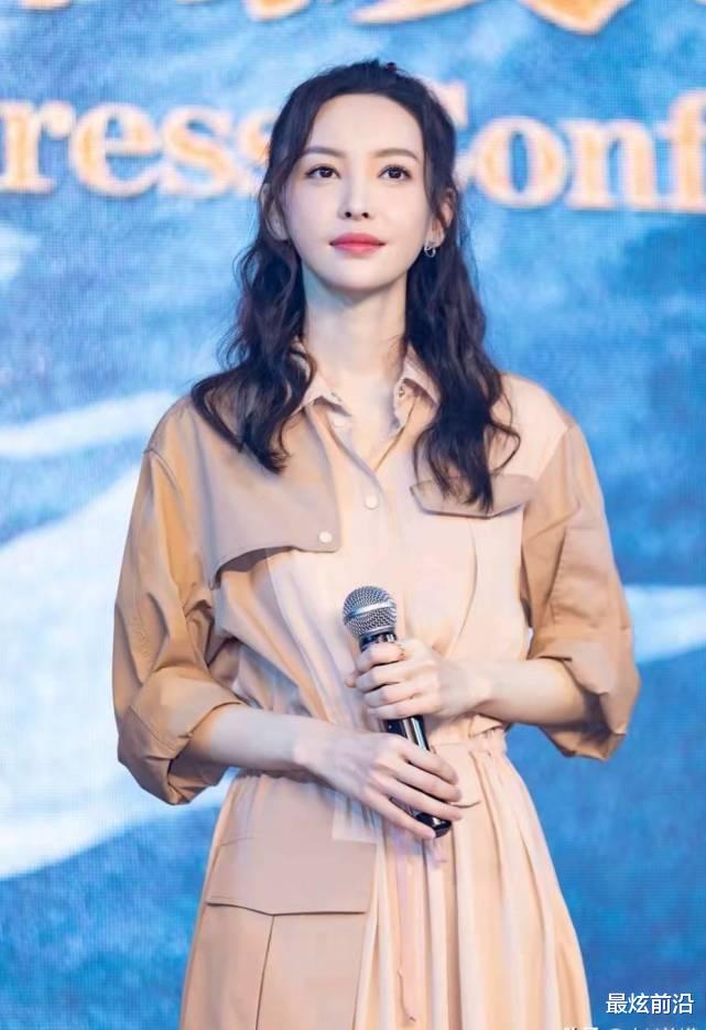短发 于文文还是适合露额头，齐刘海太死板且油腻，果然是发型决定气质