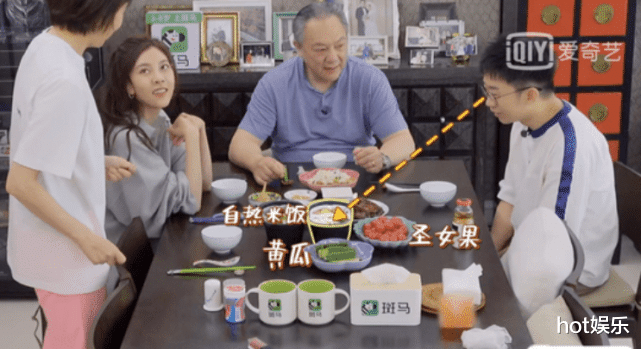 杨迪|杨迪做客桃花坞，宋妍霏借机讨好，网友却说：洗不白！