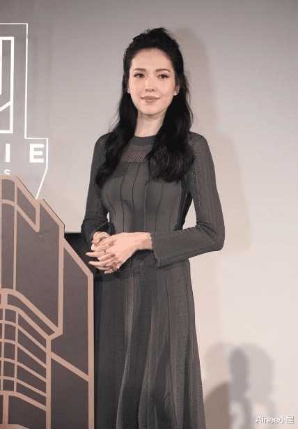 裙装 许玮甯穿衣挺有气质的，单肩裙显出骨感身材，梳马尾气场都挺足