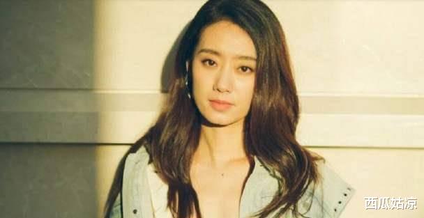 冯巩|她在春晚上跷二郎腿走红，堪称最美喜剧演员，深受冯巩喜爱