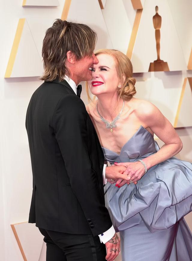 妮可·基德曼|54岁妮可基德曼穿蓝礼裙惊艳，瘦到胸骨突出，为拿奖戴满身钻石