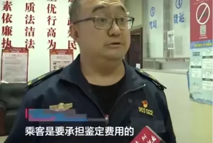 贵州贵阳,出租车司机送女乘客到目的地后,计价器显示17元,可女乘客却拒绝给钱!