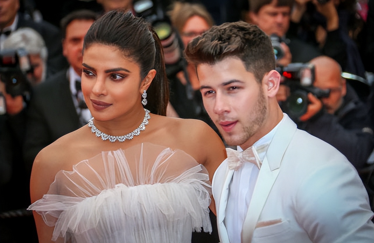 粉色|39岁印度国宝级巨星首次晒全家福！女儿好萌，她身材发福大妈范