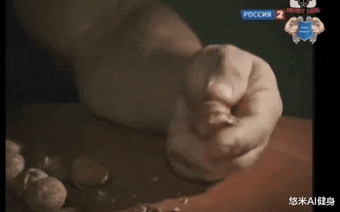 哑铃|俄罗斯腕力冠军丹尼斯,臂围接近60CM,2根手指就能捏碎核桃