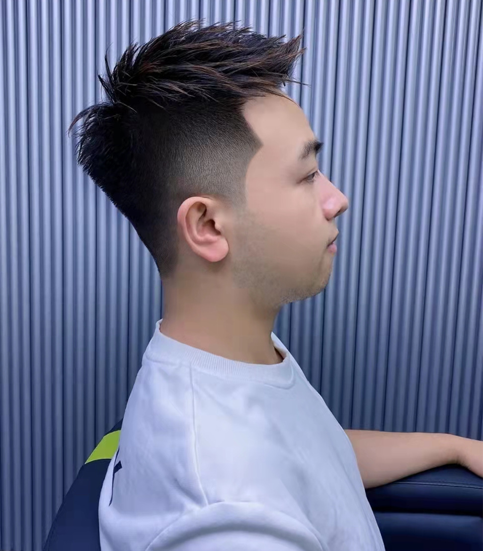 发型 三款干练的男生短发，两边剪短中间打薄，精干利落又阳光帅气