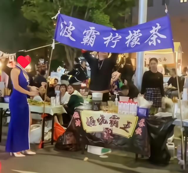 “波霸奶茶”老板娘因衣着被举报,委屈痛哭:能卖为什么不能穿?