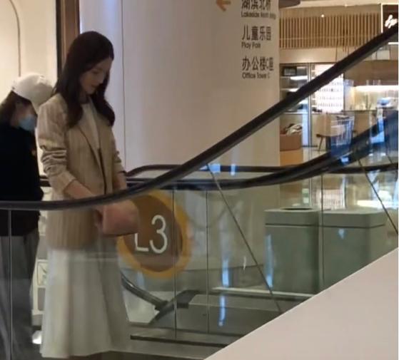 金晨|网友商场偶遇金晨,头发散落还手掏腰包,现实比电视上更好看