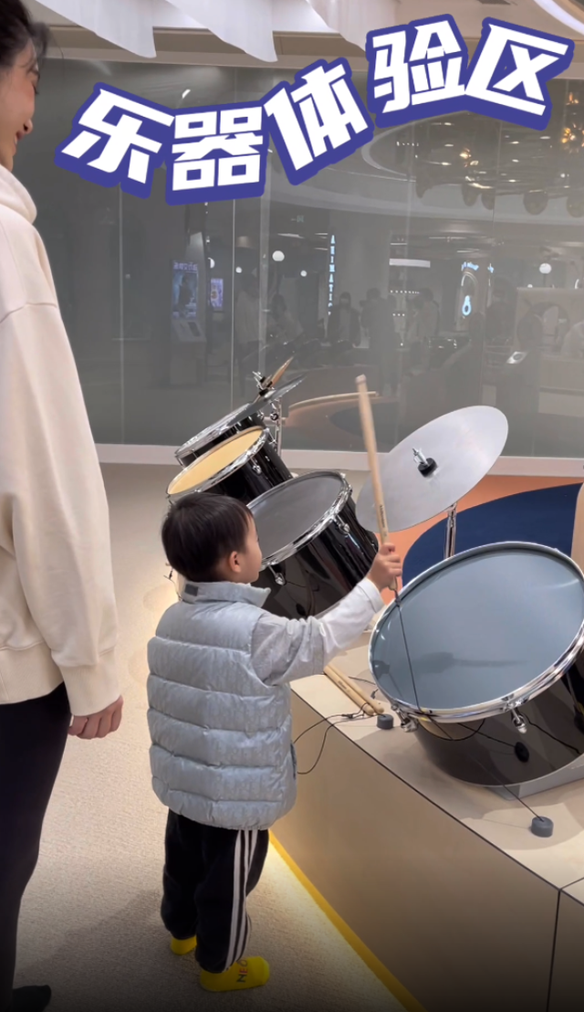 奚梦瑶|奚梦瑶与儿女装扮圣诞树,哥哥帮忙妹妹围观,何猷君记录好有爱