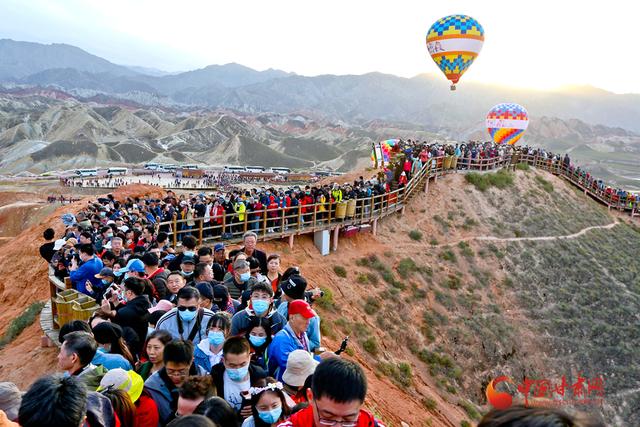 旅行|三亚被阳康人挤满：1晚12万，就连民宿也全订满了