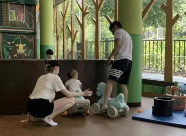 撒贝宁|撒贝宁带龙凤胎三亚度假!外籍老婆穿短裙白到发光,大长腿太吸睛