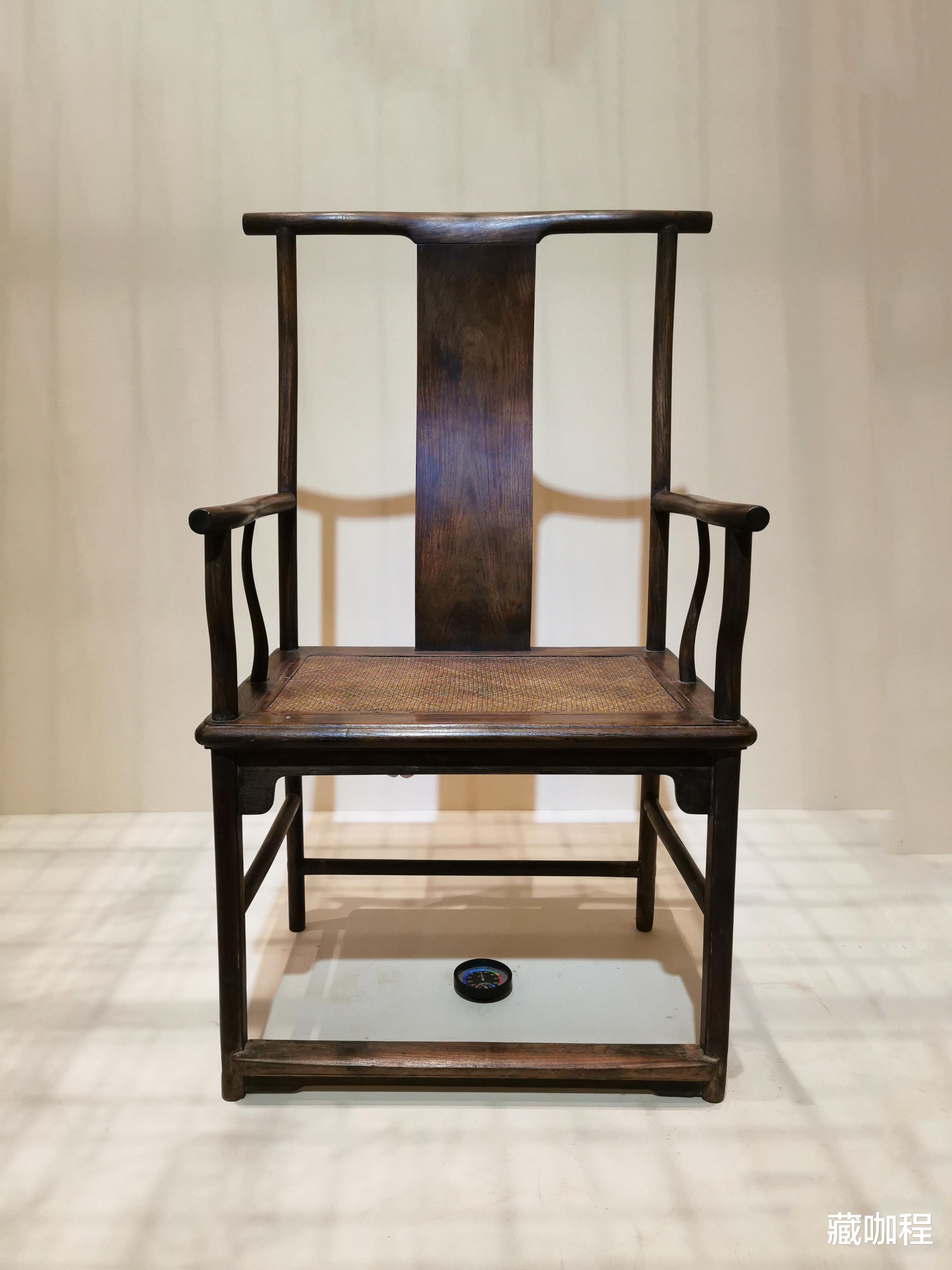 |质感、纹理皆典型,黄花梨四出头椅棕眼开裂