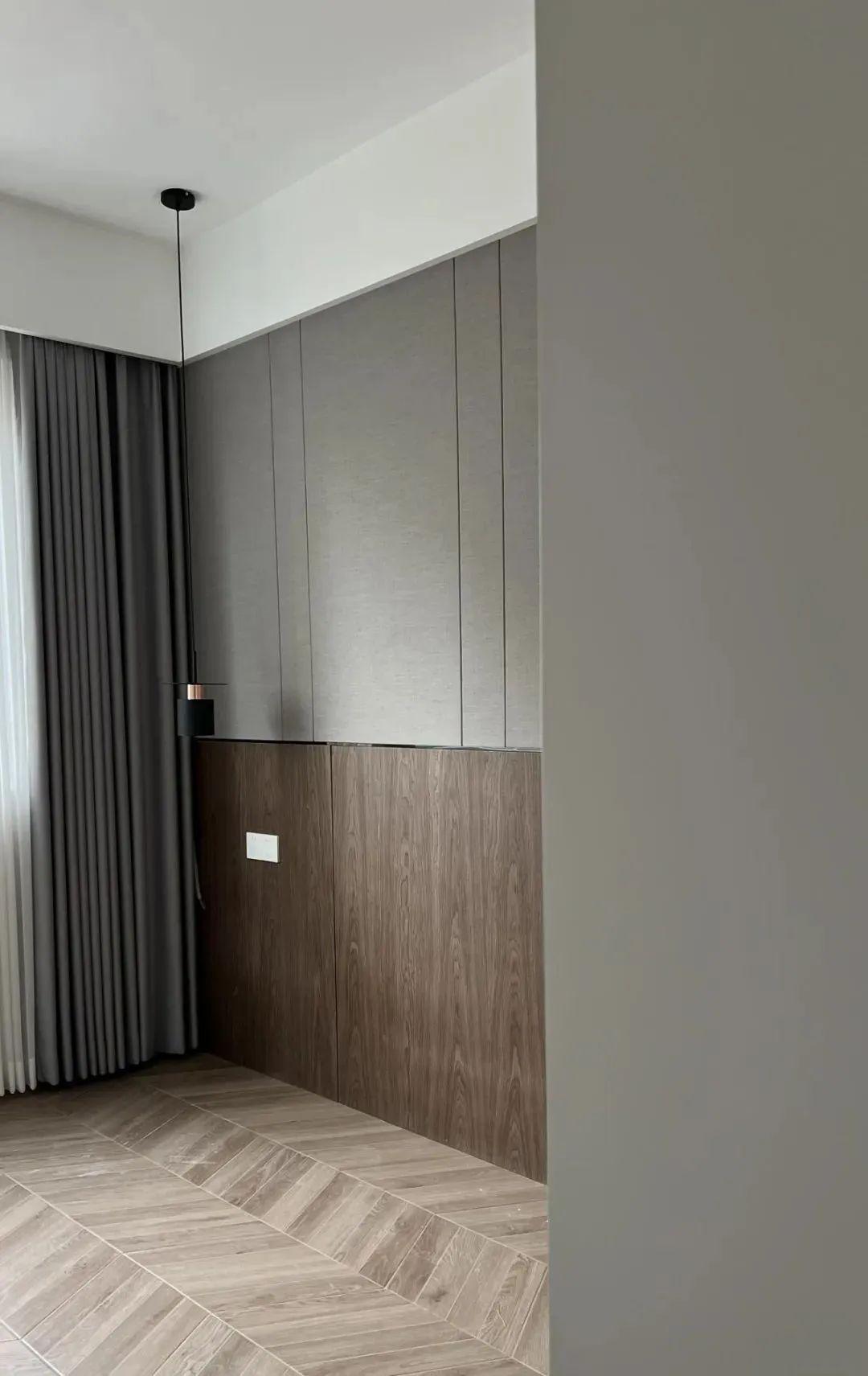 装修没必要一味留白,适当木饰面上墙,搭配灯带使用,高级感倍增!