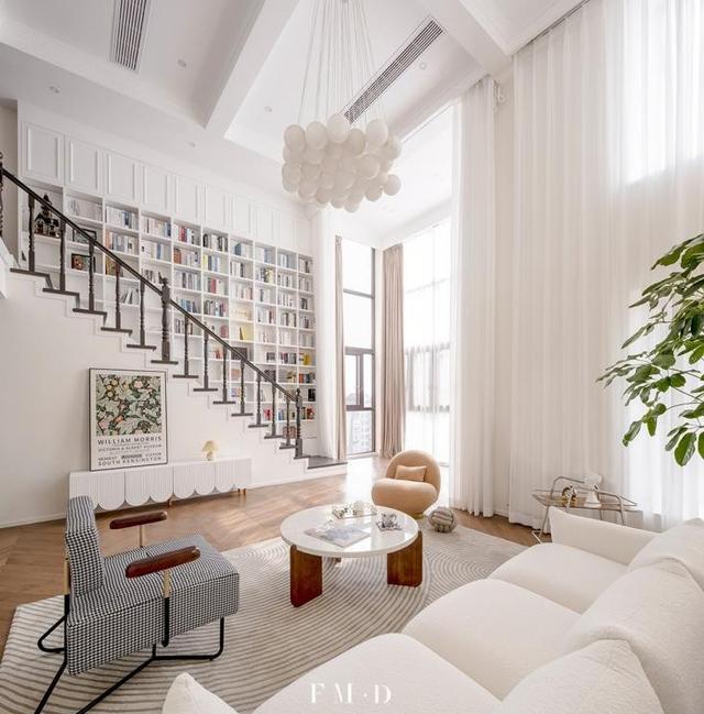 好在买的挑高户型，上面睡觉，下面打造餐厅、厨房多功能区，划算