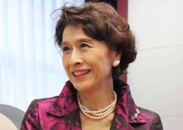 看到77岁栗原小卷才懂:奶奶辈女人烫卷发,也能美得这么时髦洋气