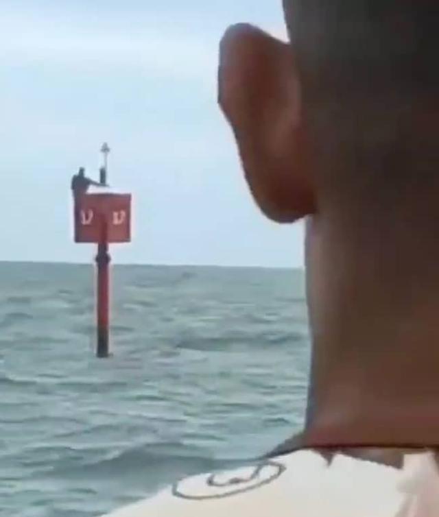 男子在圣诞节从船上掉下来后抓住浮标在海上幸存了两天