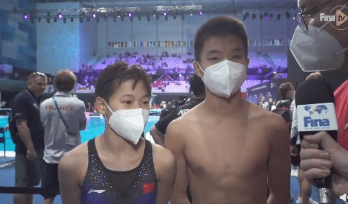 全红婵社恐? 100金没啥可说的 肩膀一抖提醒搭档接话