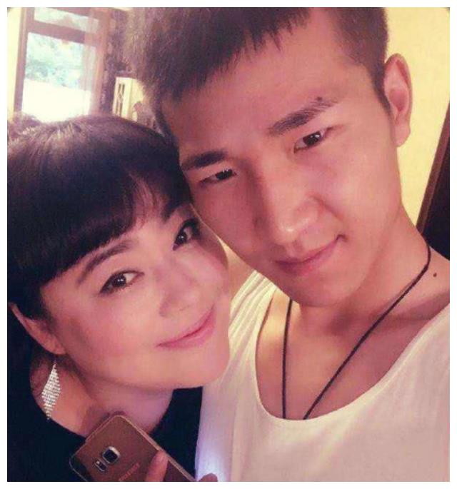 李菁菁|演员李菁菁:三婚三离,50岁下嫁小22岁圈外男友后,怎样了