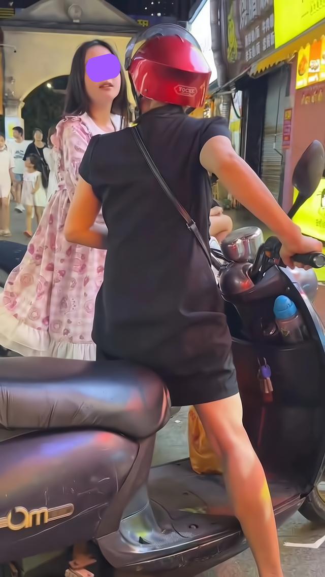 老同学在路上相遇,回忆起读书时的事情,双方当街争吵并大打出手