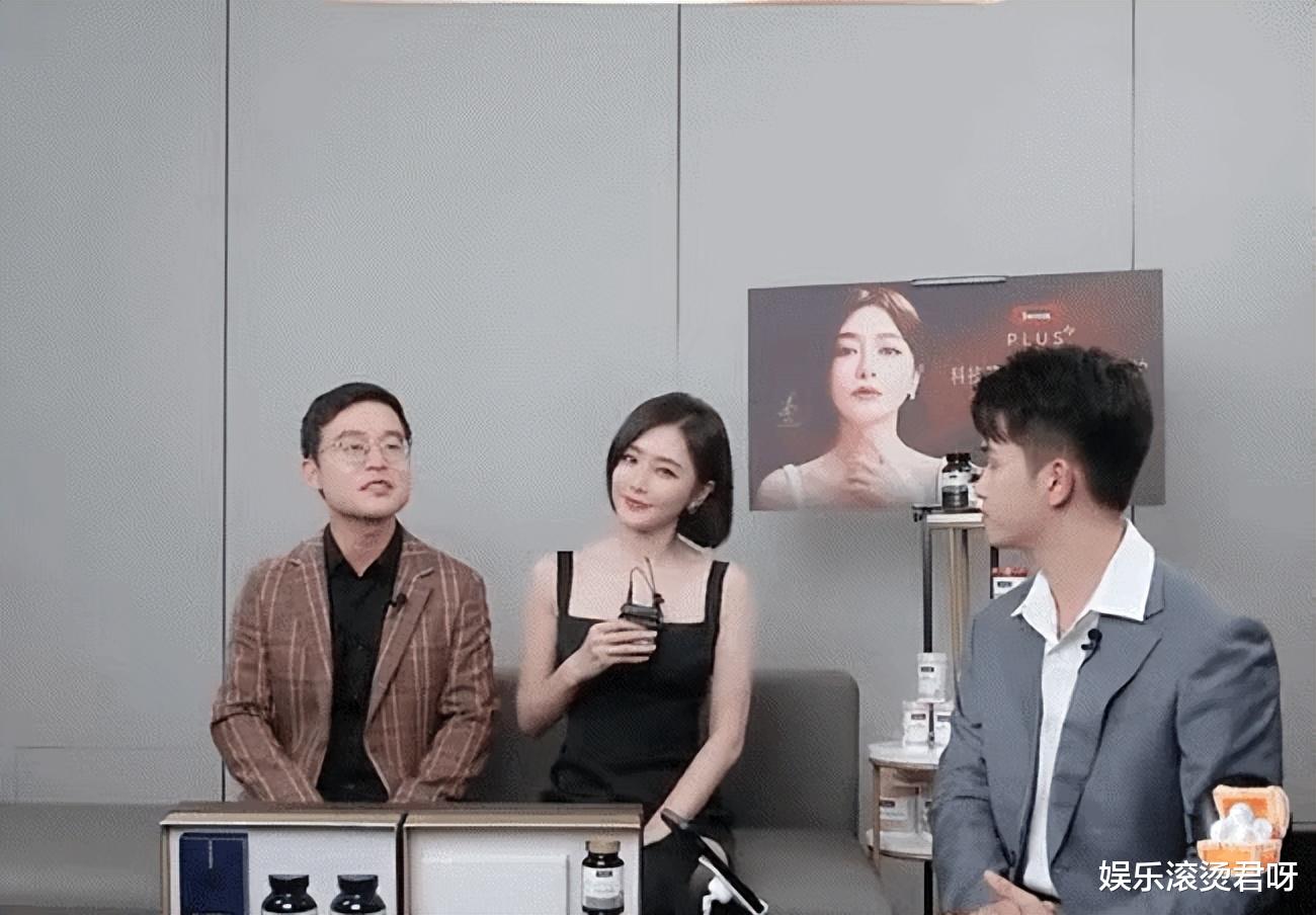 秦岚|43岁秦岚直播截图被嘲美颜过度，网友晒现场照，打了多少黑粉的脸