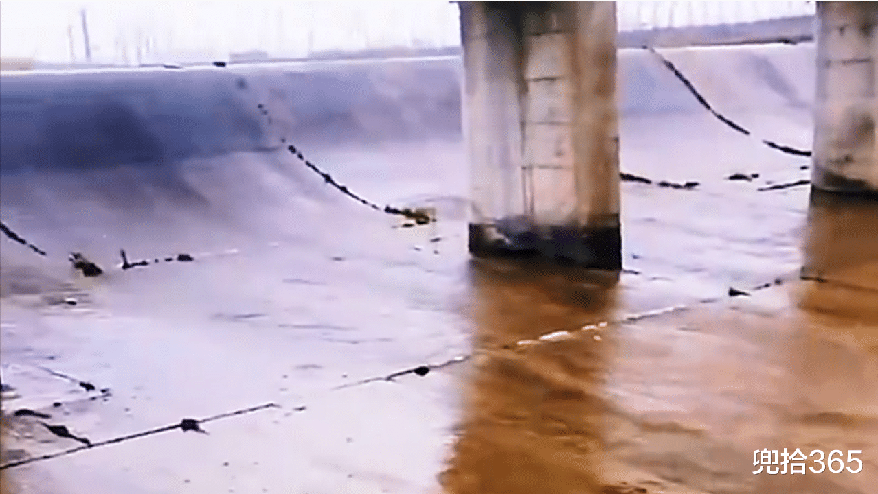 湖北|钓鱼变成了捡鱼，湖北一男子在溢洪道里轻松爆护，网友：适当索取
