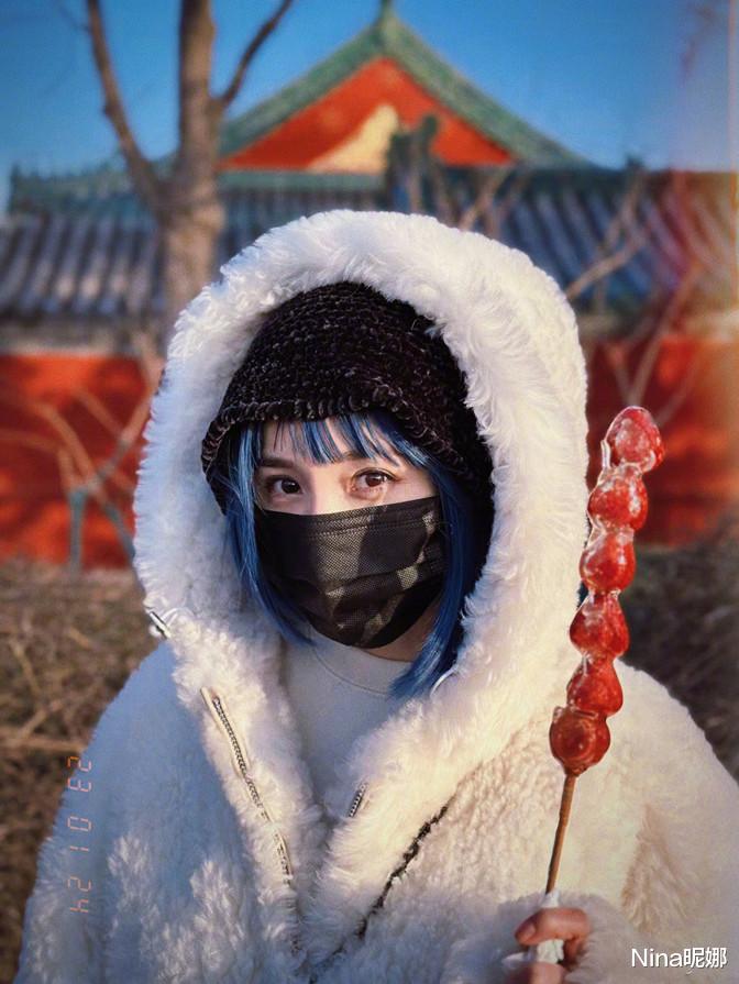 燕麦片 杨幂正月初三不拜年跑刹海遛弯，穿羊羔毛外套染蓝色短发，形象大变样