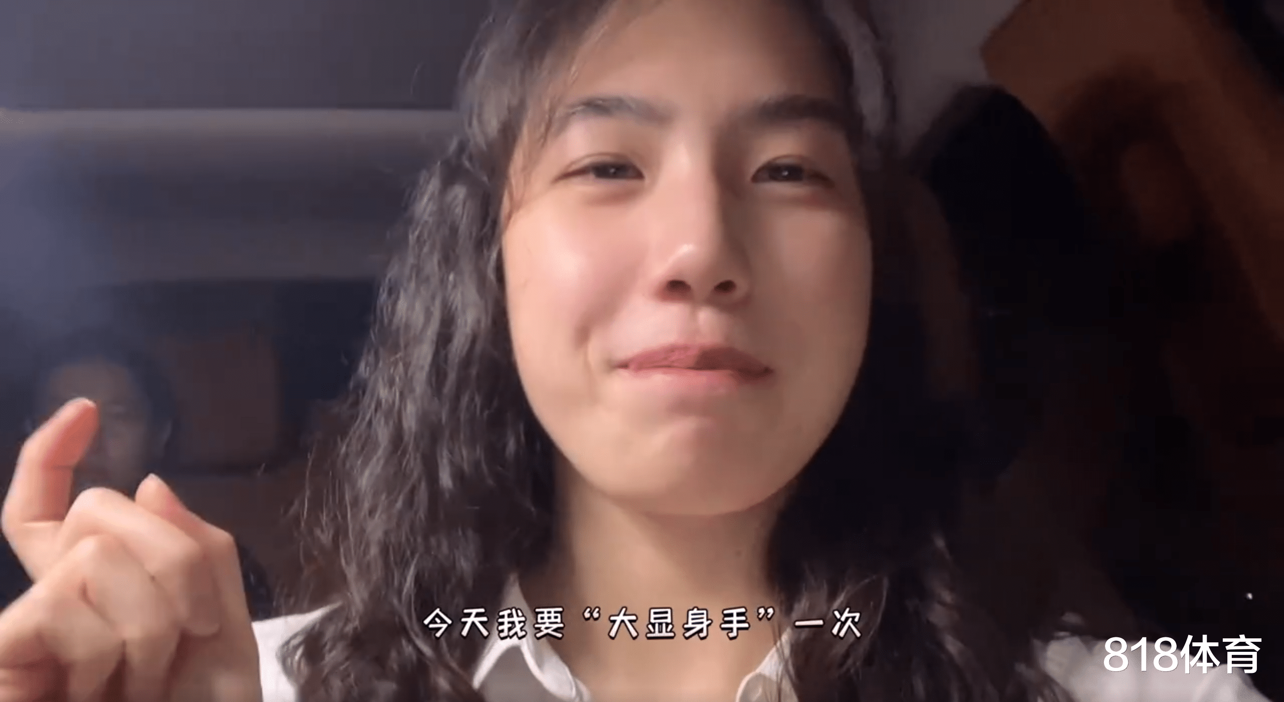 温馨! 张雨霏回徐州探亲陪姥姥菜市场买菜, 同母异父妹妹当小跟班拎菜