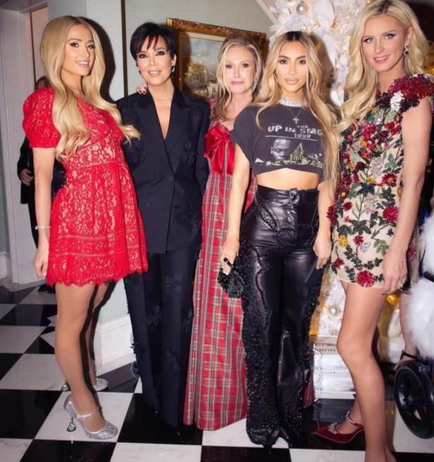 金·卡戴珊|42岁金·卡戴珊太秀，参加派对秀腹肌，展现女王气质 无视黑粉嘲讽