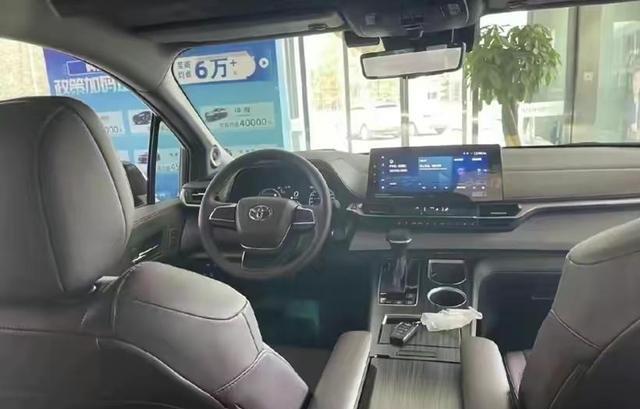 丰田“格瑞维亚”到店实拍,实力碾压别克GL8,续航1000km,仅31万