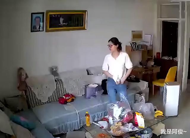 江苏一女儿每次离家前对着奶奶遗像磕头道别,妈妈看监控瞬间泪目