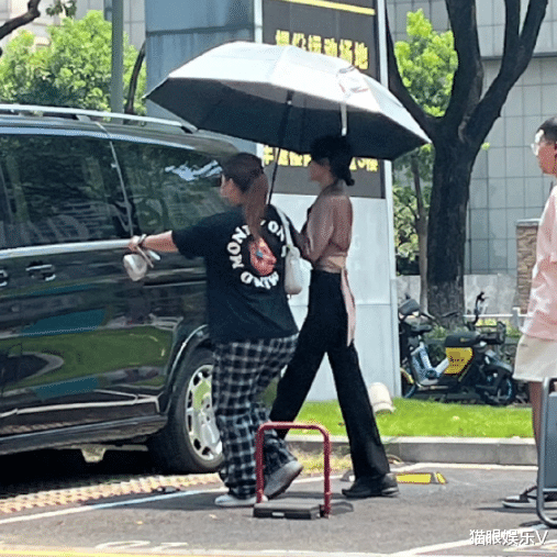 秦岚|43岁秦岚新剧路透照曝光,穿露脐装秀柳叶腰,穿凉鞋腿长一米八