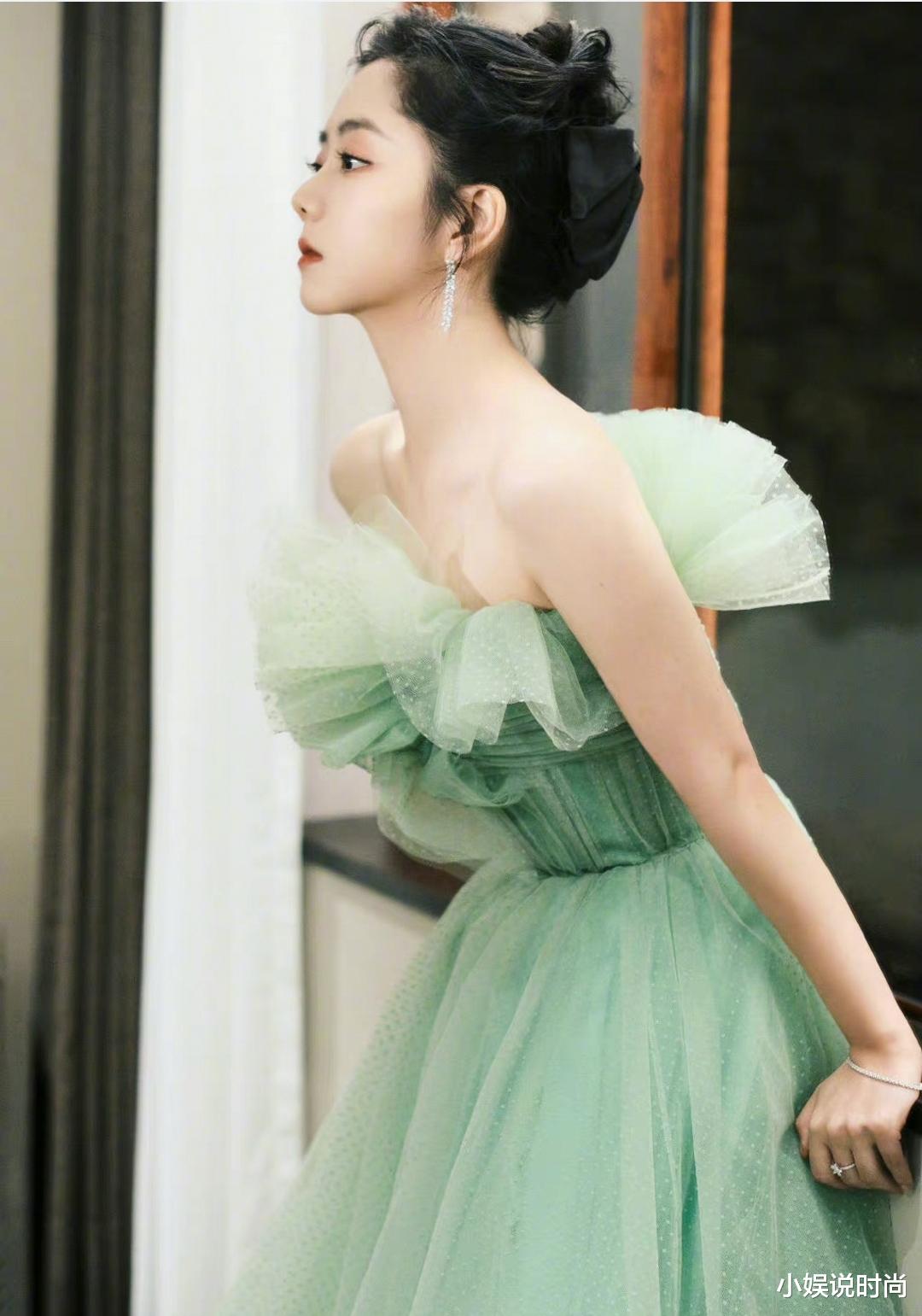 谭松韵|32岁谭松韵好少女,一袭薄荷绿薄纱长裙清新灵动,宛若18岁