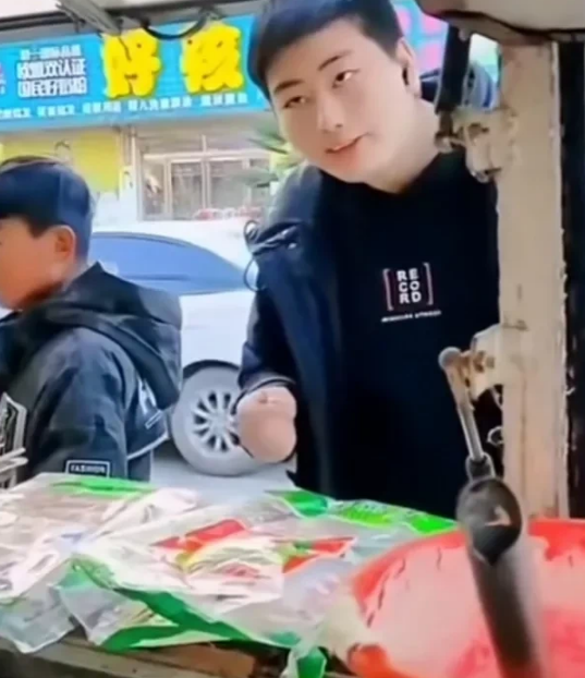 |唏嘘！21岁朱小伟买煎饼果子，吐字不清，一句整话就讲不明白