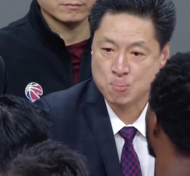 天津男篮|28分，山东男篮输上海之后，球迷对话俱乐部：3人毁了这支球队