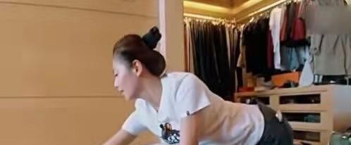 参观刘涛住的豪宅，家里装修得金碧辉煌，看着像个古代宫殿