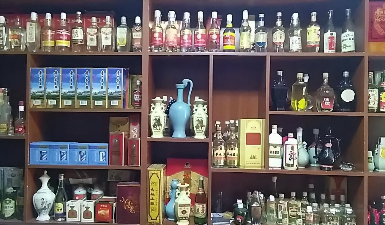 江苏66岁大爷晒酒柜,每款白酒都是精品,酒友:老爷子家底够雄厚