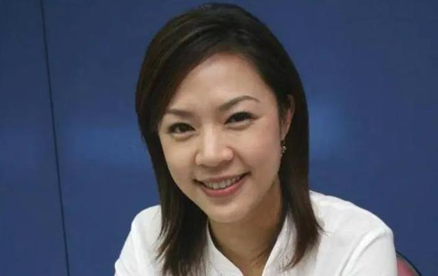 庾澄庆|庾澄庆二婚娇妻坐豪车购物！打扮年轻似少女，出门有保镖全程护送