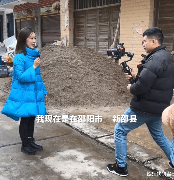 |牛爱芳夫妇穿破鞋受访，自曝“豪宅”细节，请俩实习生来当大咖？