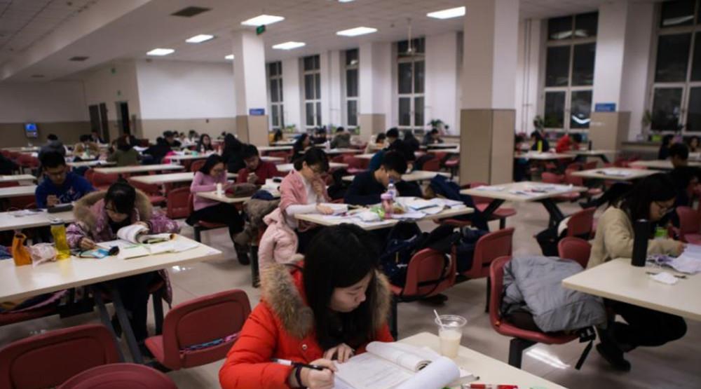 大学校园中的“黑色交易”,学生为了一时痛快,坑害了自己的未来