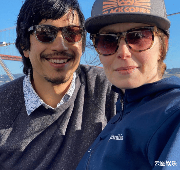 郑佩佩|郑佩佩儿子与洋女友秀恩爱!称父母婚姻失败,曾令他不懂如何去爱