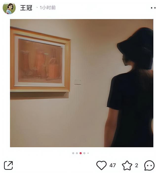 洗发水 唐嫣与闺蜜看展，眉毛好有辨识度，粉丝调侃：画眉技术依旧没长进