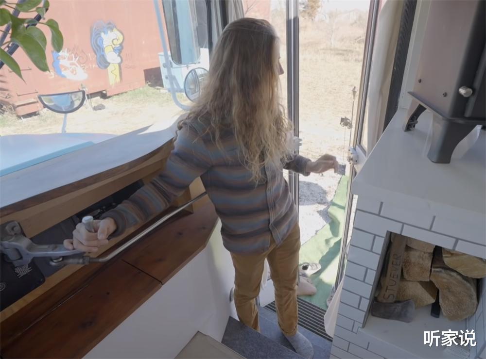 小夫妻在“螺蛳壳里做道场”:旧校车变24㎡蜗居,半平米都不浪费